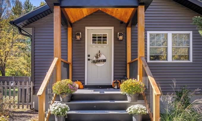 Wolfeboro Maison | 3BR House w/ backyard 5 min to Beautiful Downtown Wolfeboro