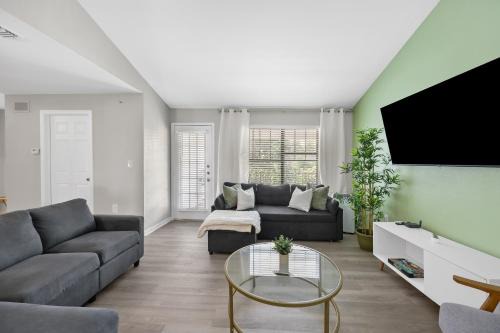 Pleasant Valley Appartement | 3BR Luxe Oasis near Downtown, Pool, Gym, Bball Crt