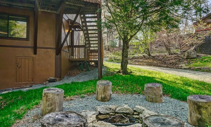 Beech Mountain Maison | 3BR Mountain Cabin with VIEWS and FIREPIT Sleeps 8