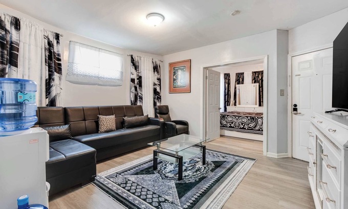 Ampere Appartement | 3BR Newark duplex near Downtown & Transit