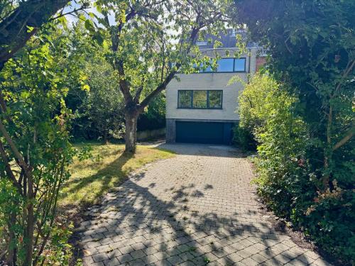 Stationsbuurt Zuid Maison | 3BR Villa with Big Garden, Ping-Pong, Cinema, Bath