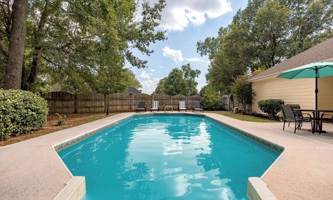 Warner Robins Maison | AtHome+1 Stay | 3BR w/Inground Pool | Fenced Yard