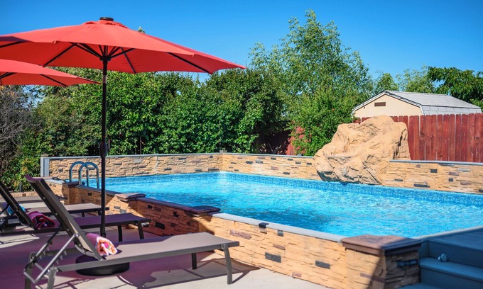 Lake Elsinore Maison | 3BR w/Pool |Jacuzzi |BBQ|Fire Pit |King Bed
