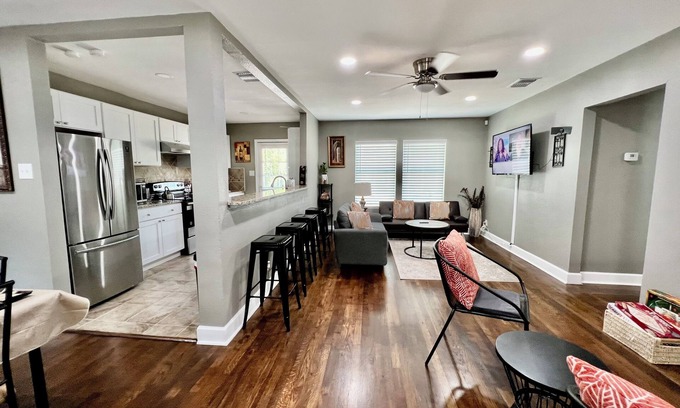 Jefferson Maison | 3BR Woodlawn Home | Furnished Extended Stay Near Med Center