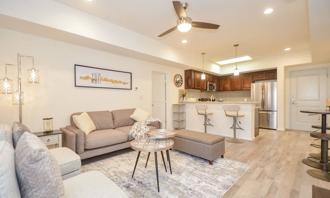Katy Copropriété | 3C| Charm in the City| Stylish home in Gated Complex