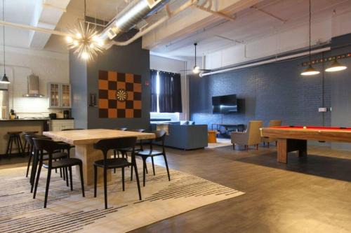 North Oakland Appartement | 3E *New* Huge! Spacious 3 Bedroom in Oakland that sleeps 12!