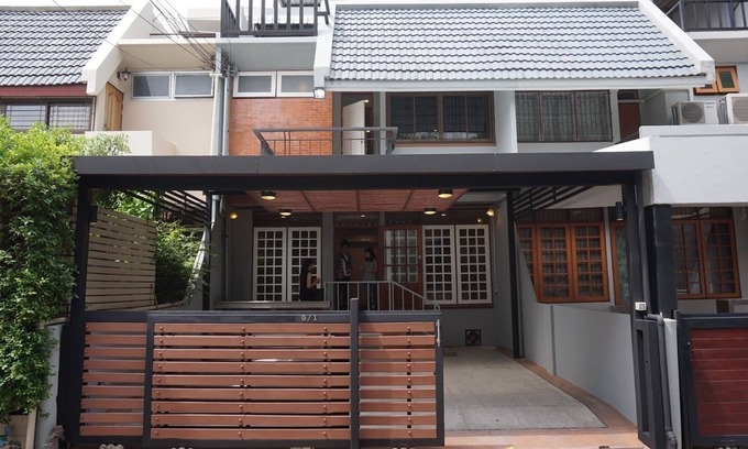 Phra Khanong Nuea Maison | 3min de BTS, 3BR, confortable et à la mode h