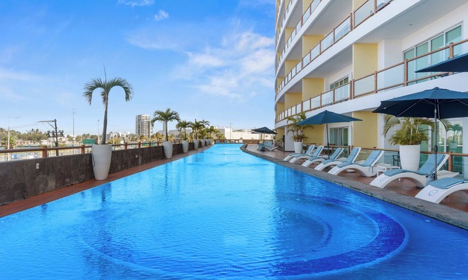 Palmar de Aramara Appartement | 3rd-Floor Gem w/Cruise Views & Rooftop Lounge