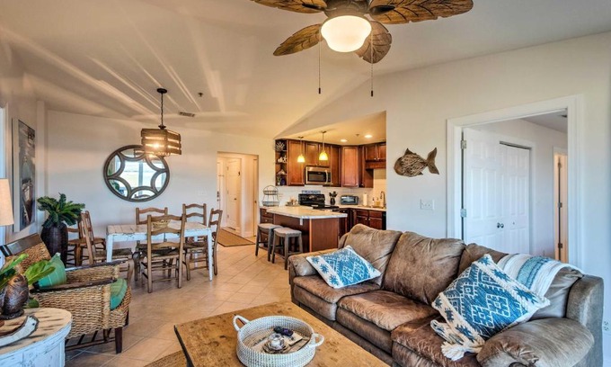 Darien Appartement | 3rd-Floor Riverfront Condo Walk to Downtown Eats!