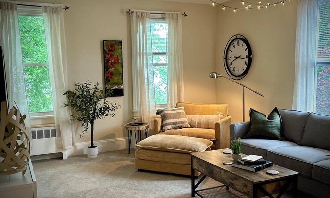 Williamsport Appartement | "3Thirty2" - near IPT, 10min to LLW Series-AC/off street parking