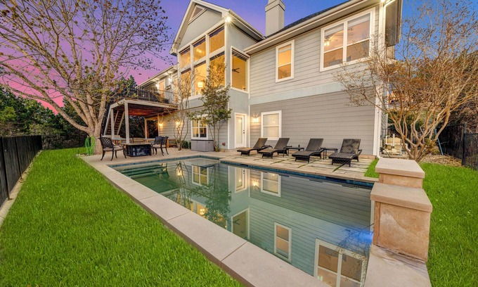 Highland Lake Estates Maison | -New Listing - Élégante retraite de 4 000 pieds carrés avec vue sur le lac et piscine à l'ouest d'Austin