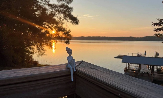 Fort Lawn Maison | 4.2-Acre Lakefront– Karaoke, Pool Table & Fishing!