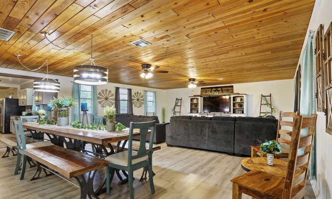 Hempstead Maison | 4.95 acres, pool/basketball/volleyball/soccer close to ATV, Safari, Range, Golf