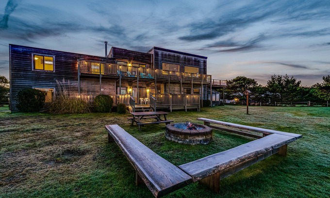Warrenton Maison | 4-Acre Beach Farmhouse, hot tub, firepit, game room, 3 min walk to beach, slp 14