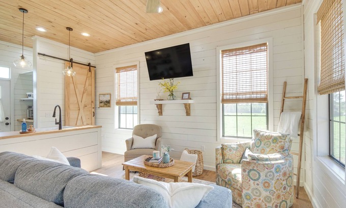Ludlow Maison | 4-Acre Plot: Farmhouse-Chic Retreat in Forest!