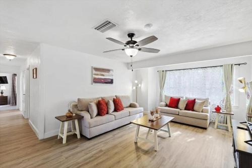 Weatherford Maison | 4-BD 2-BA Home Retreat Laundry Backyard