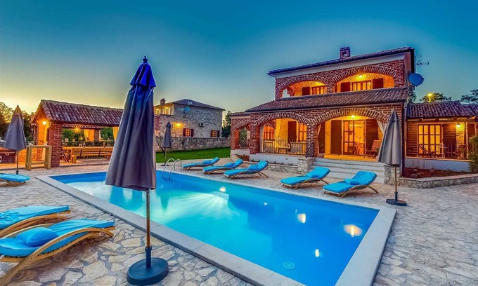 Visnjan Villa | Villa 4 chambres avec piscine et très grand jardin
