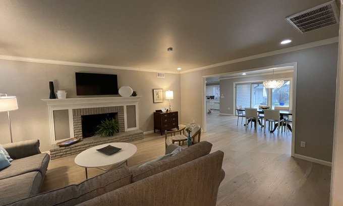 Central Oklahoma City Maison | 4 BDRM Ranch with POOL, just replastered, ping pong; 1 block off Nichols Hills