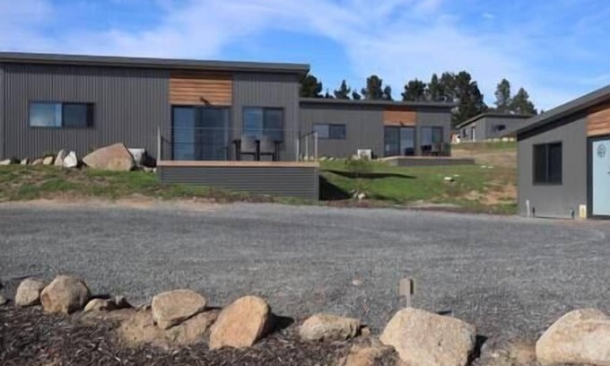 East Jindabyne Maison | 4 Beautiful Modern Eco Cabins with Lake Views