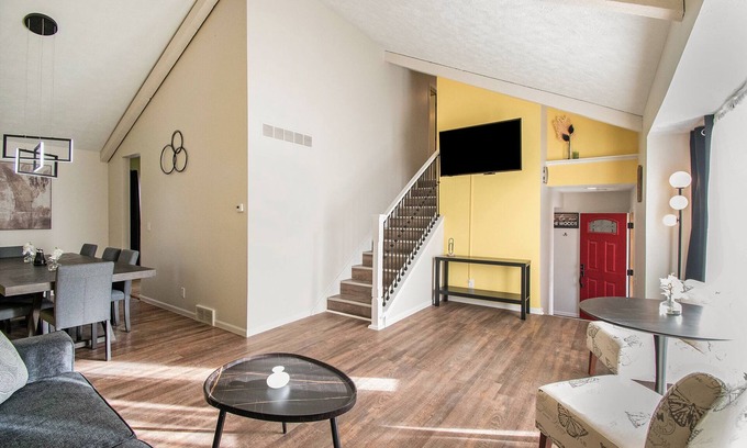 Millard Maison | 4 Bed; 2.5 Bath ; 940 Mbps ; Fenced Yard ; Grill