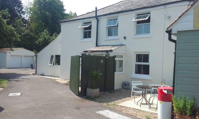 Dorchester Maison | 4 Bed-2 Bath-Sleeps 8-Large Garden-Pet Friendly