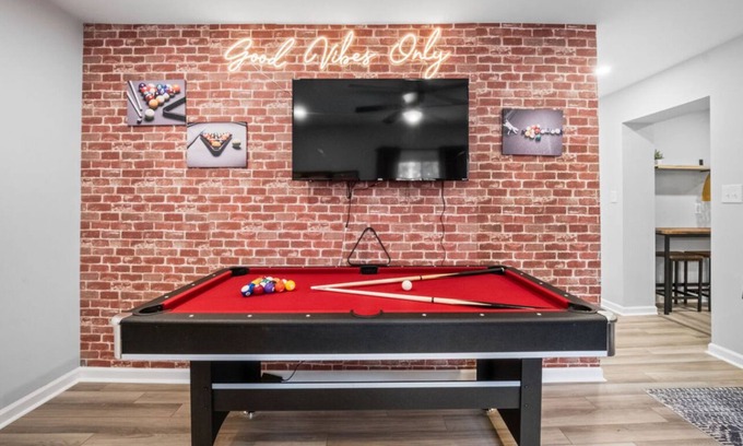 Redstar Maison | 4 Bed,3 Bath, Hot tub, Fun Game Room, Fire Pit, 12 min NRG