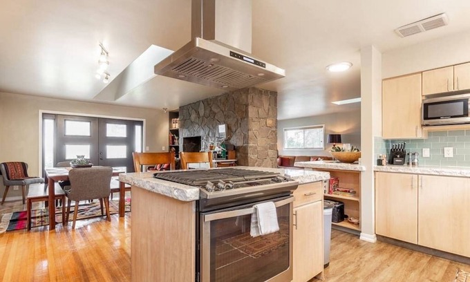 Vancouver Maison | 4-bed home w GameRoom, FirePit & Saltwater Hot Tub