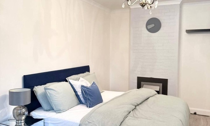 Becontree Maison | 4 Bed House-Garden-Parking-15 min Elizabeth Line
