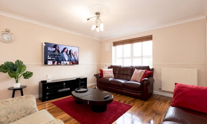 Thamesmead Maison | 4 Bed House in Greater London + Parking | Pass the Keys