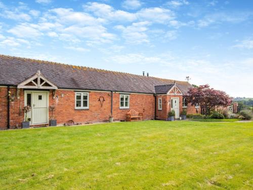 Narborough Maison | 4 Bed in Bishops Offley 93215