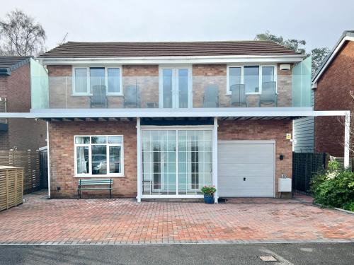 Ebford Maison | 4 Bed Retreat with Balcony & Estuary views
