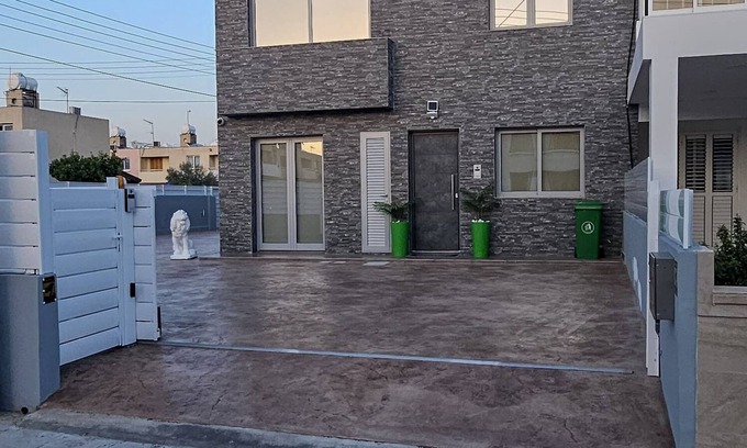 Larnaca Maison | 4 Bed Vila Fully Airconditioned - Hot Tub - 12 Min Airport - Beach 8 Min Drive