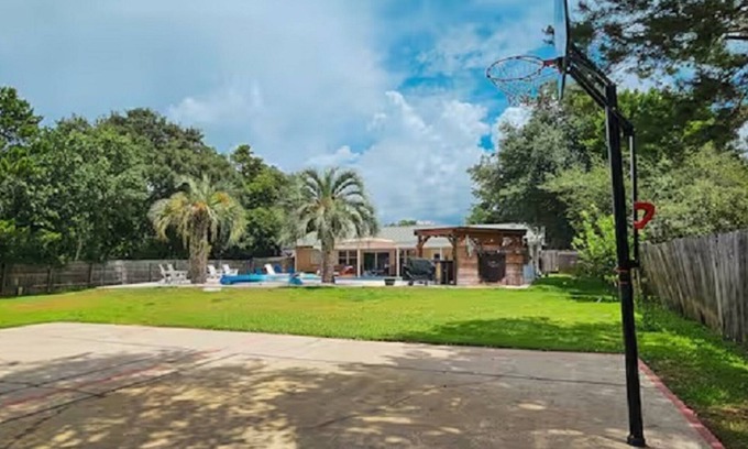 Navarre Maison | 4 bed with pool, basketball court, fire pit, tiki bar, outdoor kit, pool table