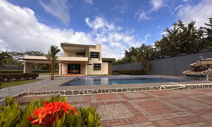 Canton Parrita Maison | 4-bedroom house in delightful Parrita Playa Bandera Puntarenas with WiFi, AC