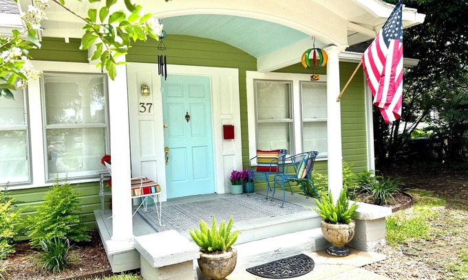 Natchez Maison | 4-bedroom 100 year old bungalow in historic Natchez.