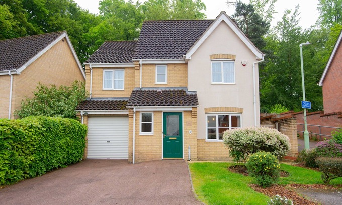 Brandon Maison | 4 bedroom, 2.5 bath furnished house with 96-jet spa, adjacent to Thetford Forest