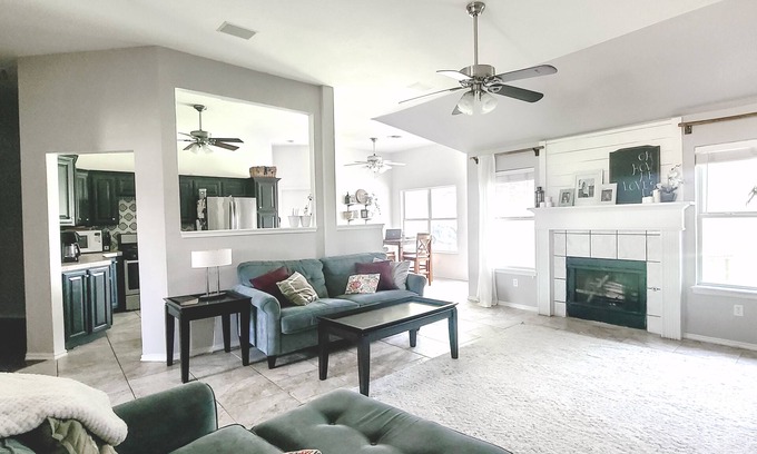 Oklahoma City Maison | 4 bedroom 3 bathroom home in middle of quiet neighborhood.