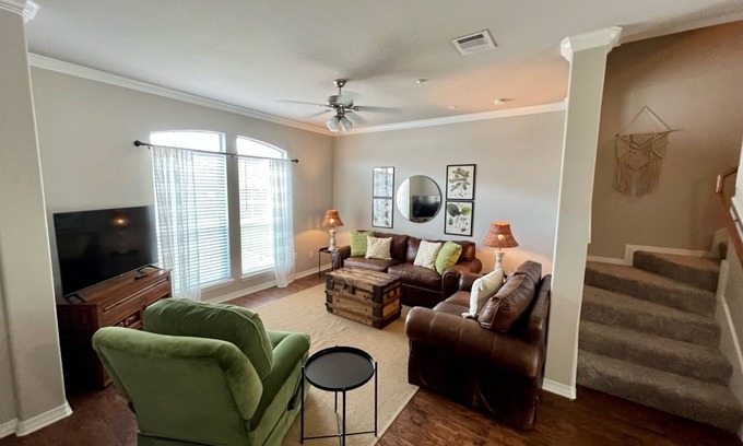 College Station Maison | 4 bedroom/4.5 bath luxury condominium 1 mile from the Texas A&M campus