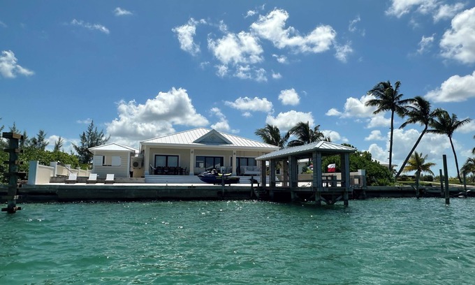 Treasure Cay Maison | 4-Bedroom, 4-Bath Oasis in Treasure Cay – WiFi, AC, Steps from the Water