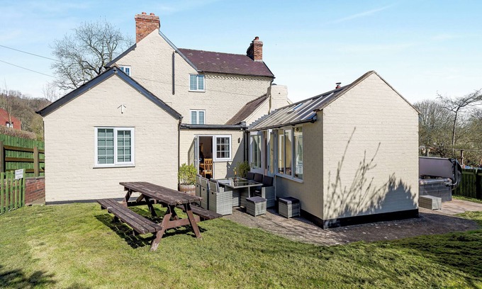 Montgomery Cottage | 4 bedroom accommodation in Montgomery