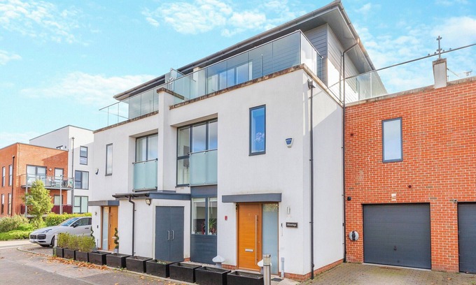 Harold Wood Cottage | Spacious, large, bright property close to amenities and easy access to London.