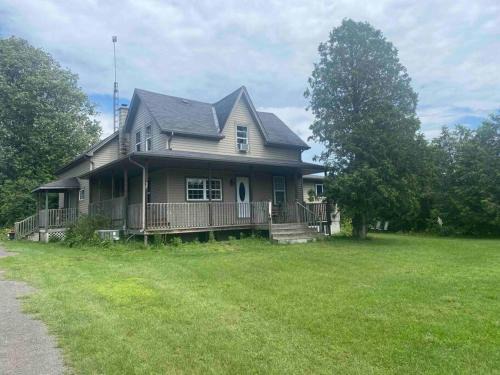 Tillsonburg Appartement | 4 bedroom apartment on 75 acre farm