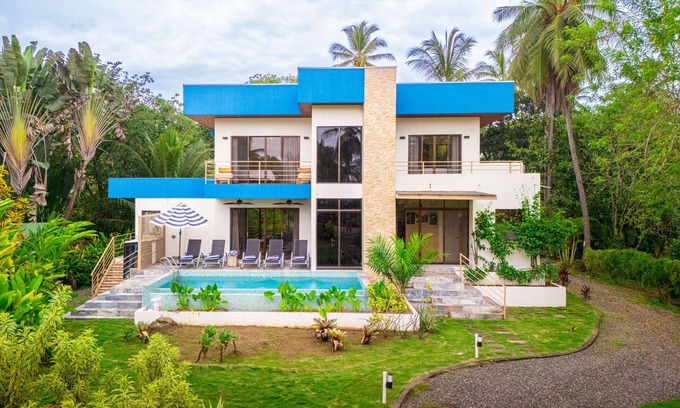 Parrita Maison | 4 bedroom-Beachfront-Luxury-Wildlife-Fast internet-private pool