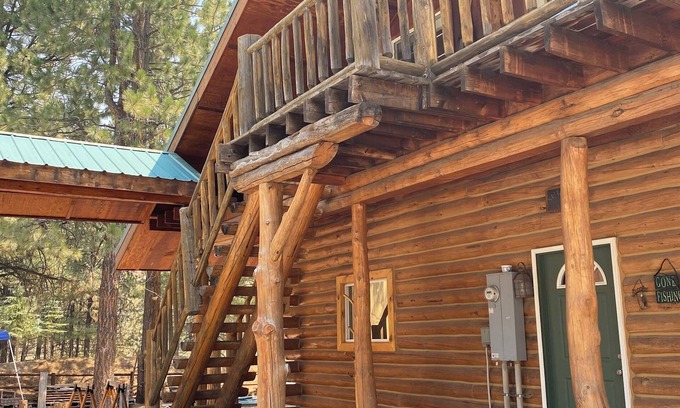 Mountain Home Cabine | 4-bedroom cabin in charming Pine Idaho with WiFi, AC, mountains, rive, lake