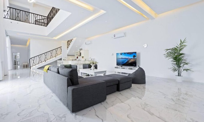 Madinat ash Shamal Maison | 4-Bedroom Chalet with Pool & Cinema