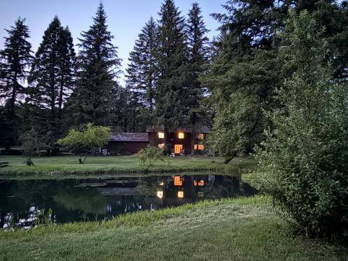 Amboy Maison | 4-Bedroom Chateau in Southern Washington- Luxurious Retreat with Pond & Creek