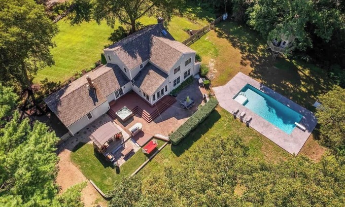York Maison | 4 Bedroom Colonial, Hot Tub, Pool and Treehouse