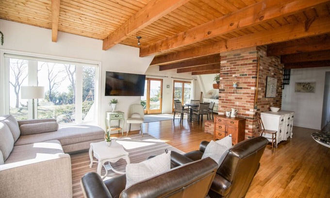 Zurich Maison | 4 Bedroom Cottage on the Lake