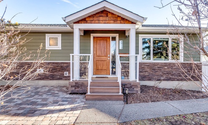 Southwest Calgary Maison | 4-bedroom detached home with recreation room and hot tub!