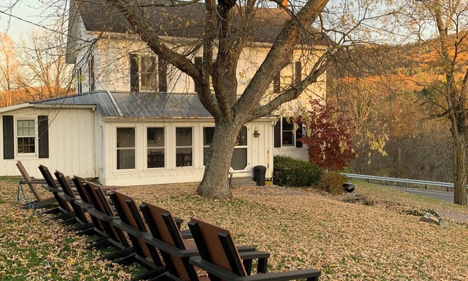Coburn Maison | 4-bedroom farm house in Coburn with WiFi on beautiful 100 acre.